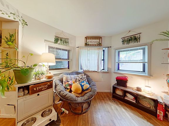 2nd image of 831 W Wrightwood Ave #G