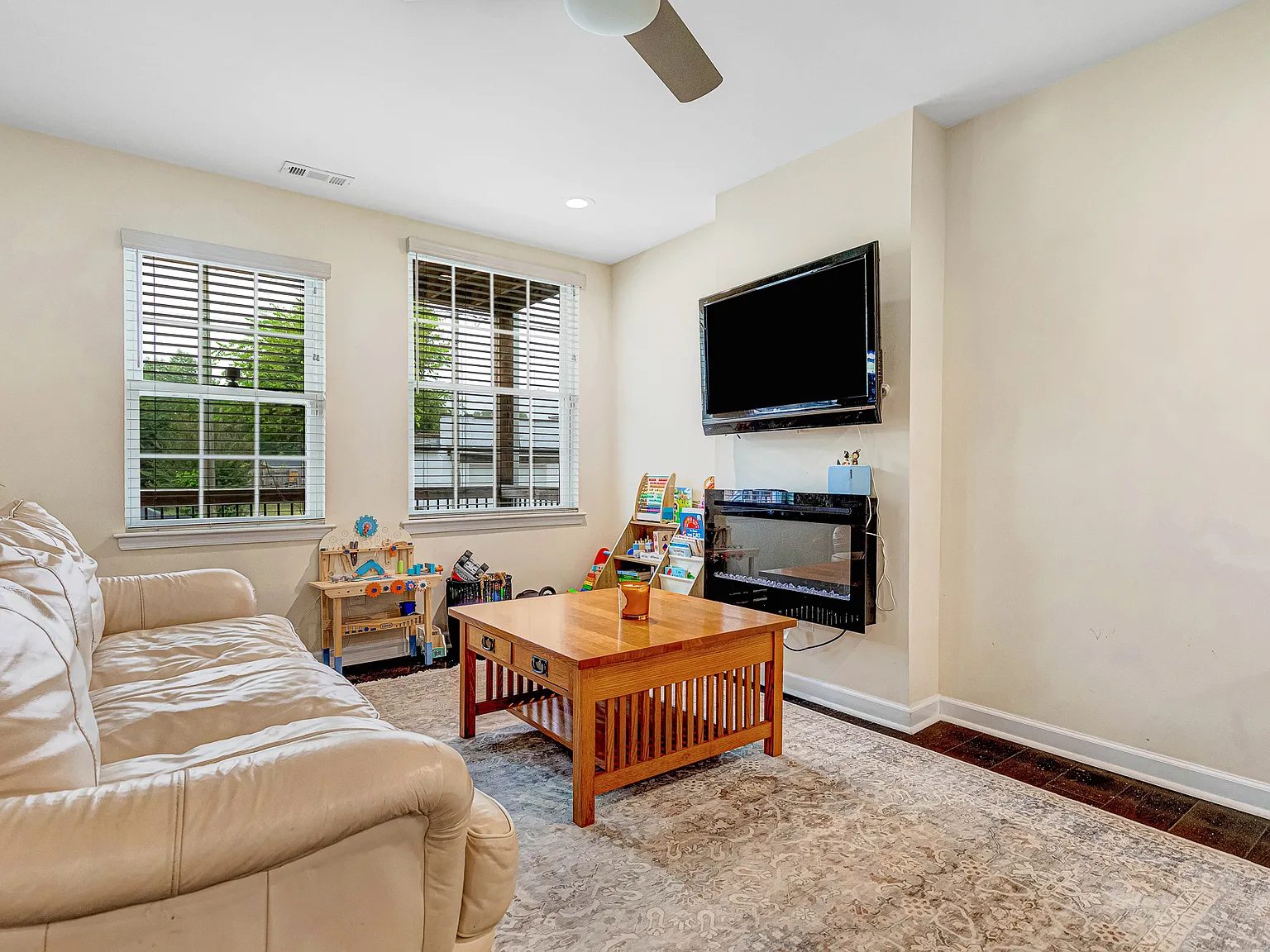 3 bed, 3.5 bath, 2160 sqft, $1,850 — Photo 3