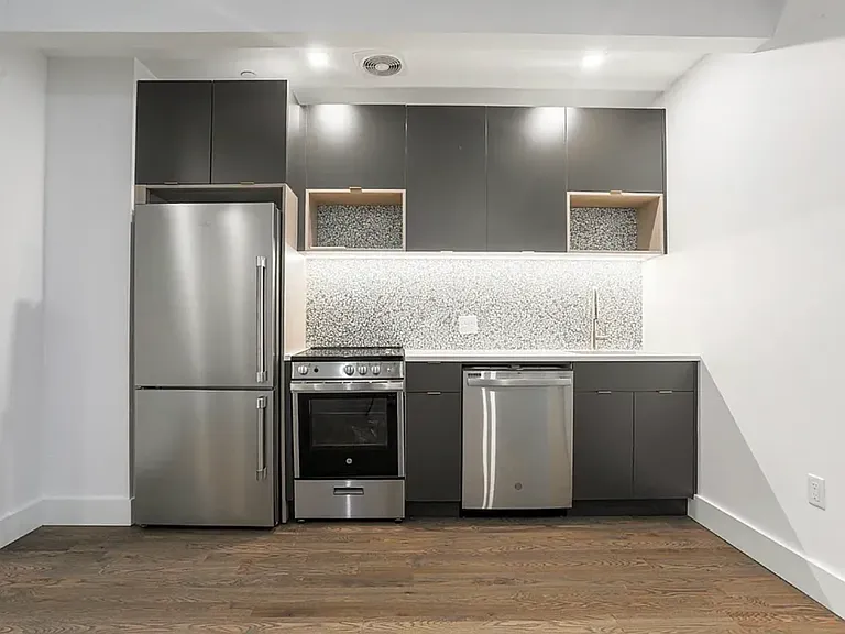 379 Hawthorne St #3A — Photo 4