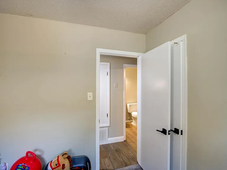 1710 Ray Ave — Photo 18