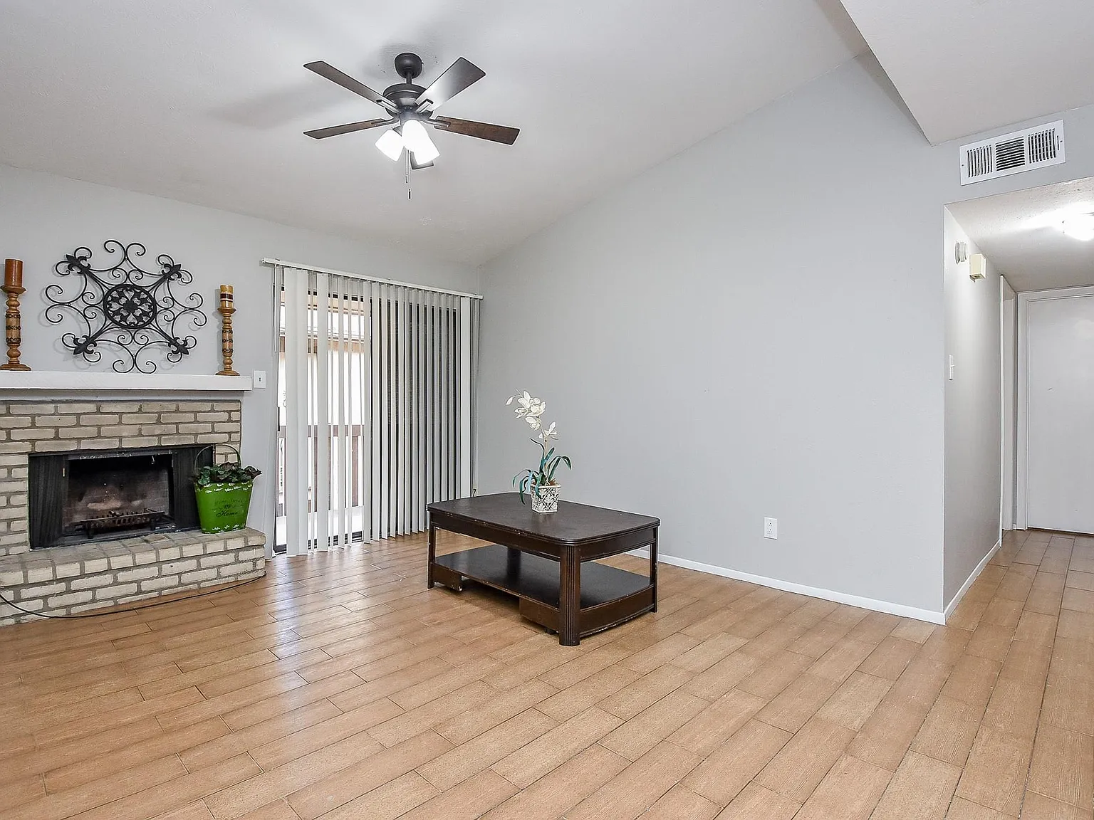 2 bed, 1.0 bath, 909 sqft, $1,300 — Photo 4