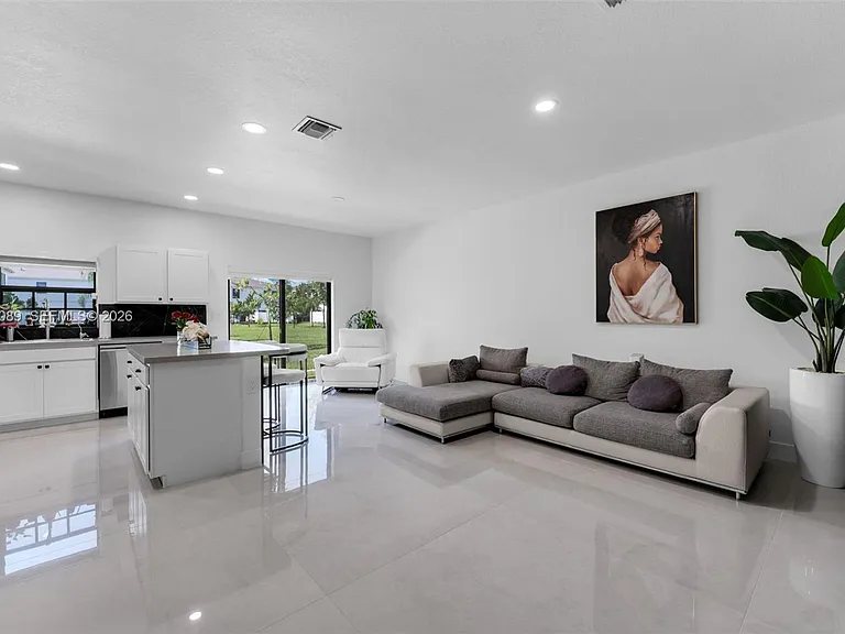 617 SW 11th St — Photo 5