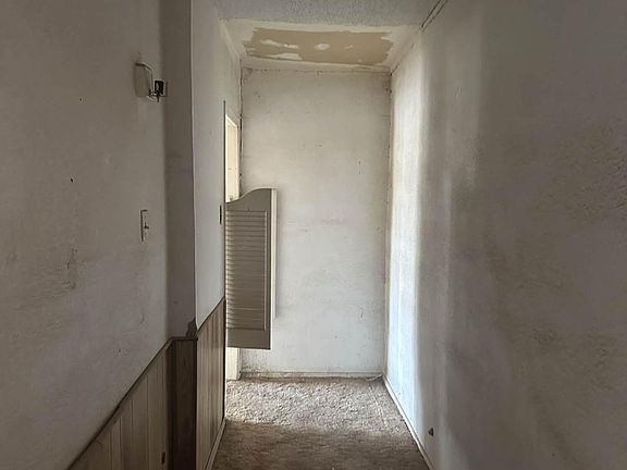 4th image of 310 Place Rd