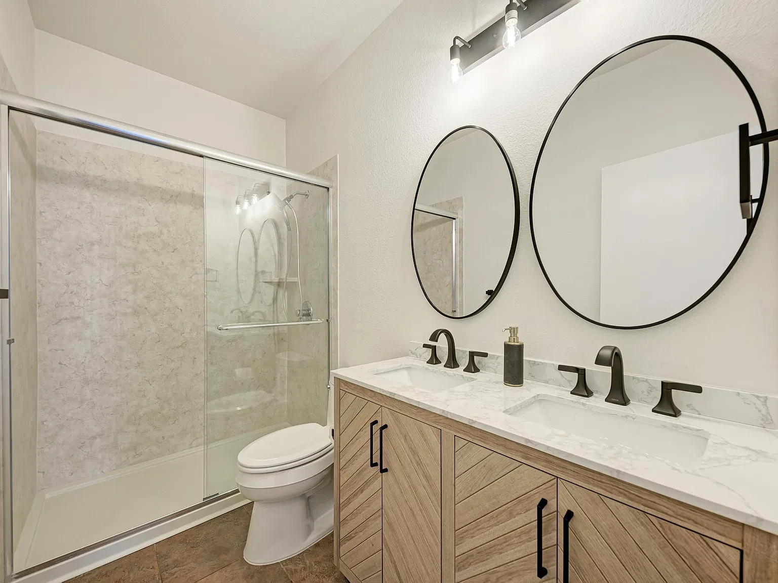 3 bed, 1.0 bath, 976 sqft, $1,600 — Photo 3