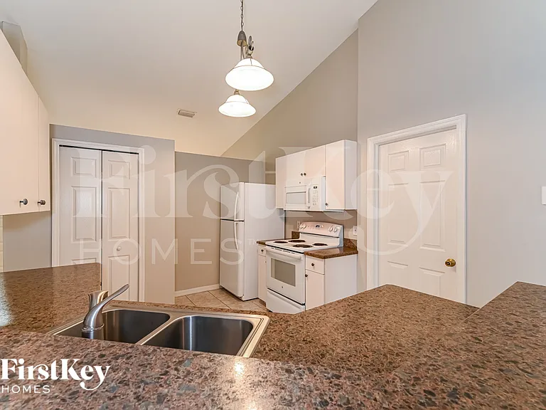 2919 NW 4th Pl — Photo 8