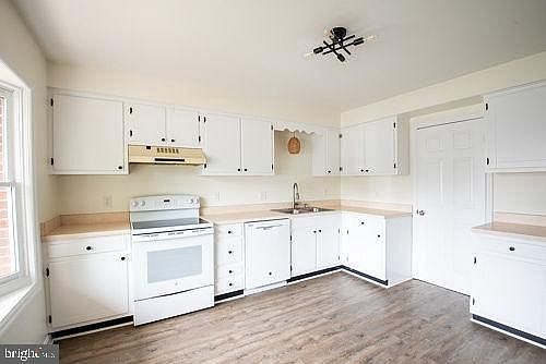 4th image of 14853 Robinhood Cir