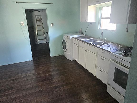 3rd image of 113 W 21st St
