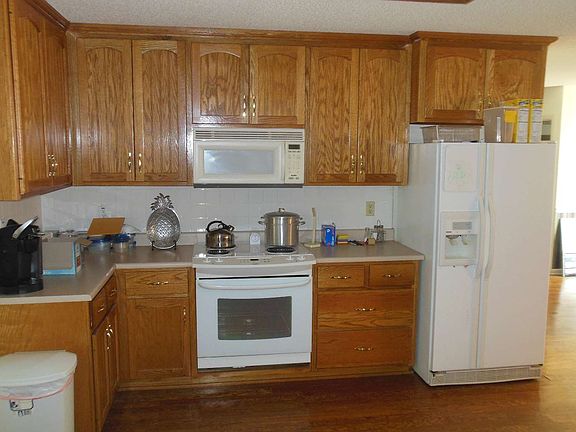 3rd image of 807 NW Canyon Ave