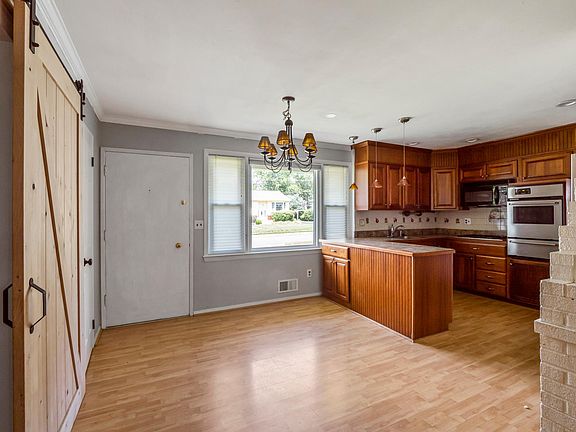 3rd image of 14707 Crenshaw Dr
