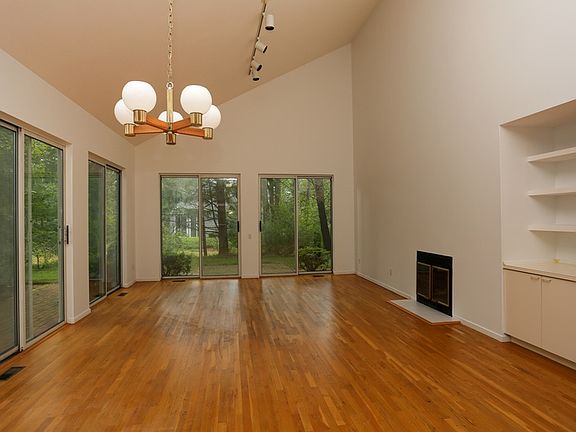 5th image of 8 Huckleberry Ln