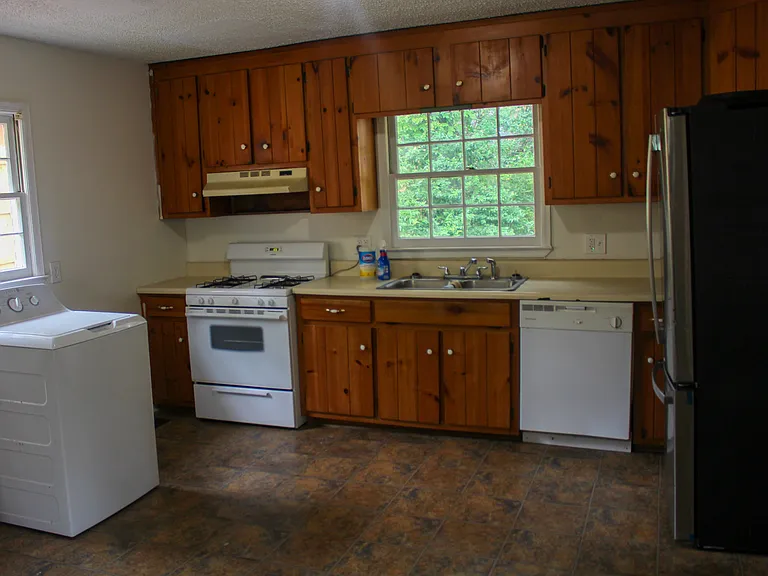 1540 Rosewood Cir — Photo 2