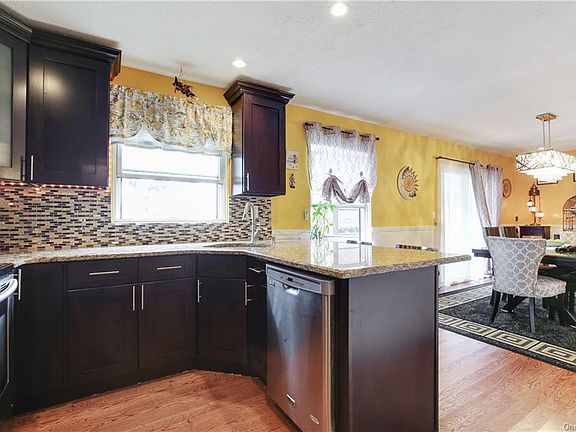 3rd image of 706 Sierra Vista Ln