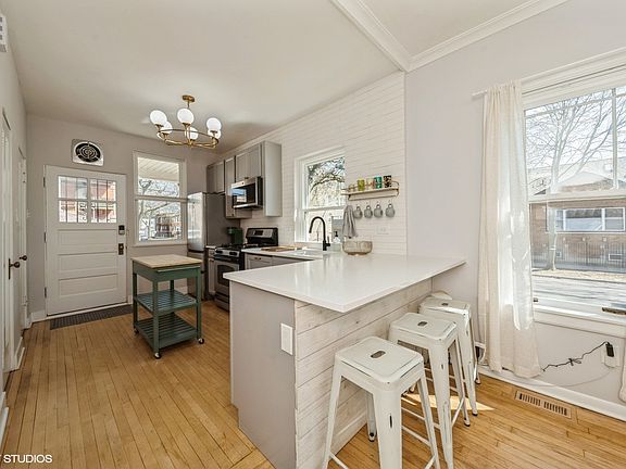 4th image of 5003 N Hamlin Ave