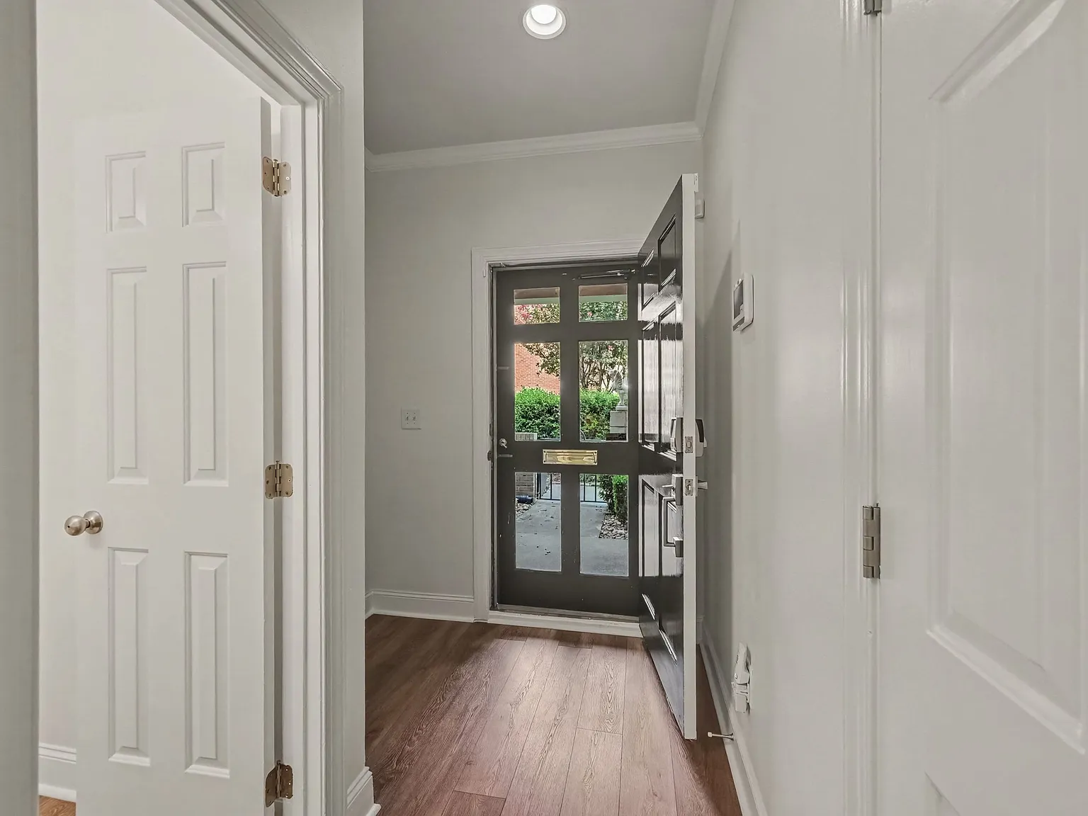 3 bed, 2.5 bath, 2008 sqft, $4,500 — Photo 2