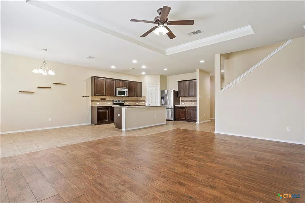 4 bed, 2.5 bath, 2516 sqft, $2,200 — Photo 4