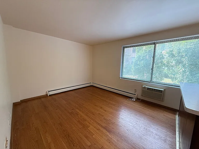 1441 N Franklin Pl — Photo 3