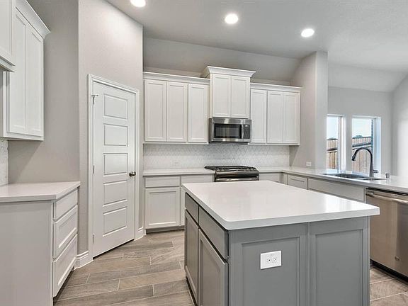 2nd image of 9501 Longhorn Ln