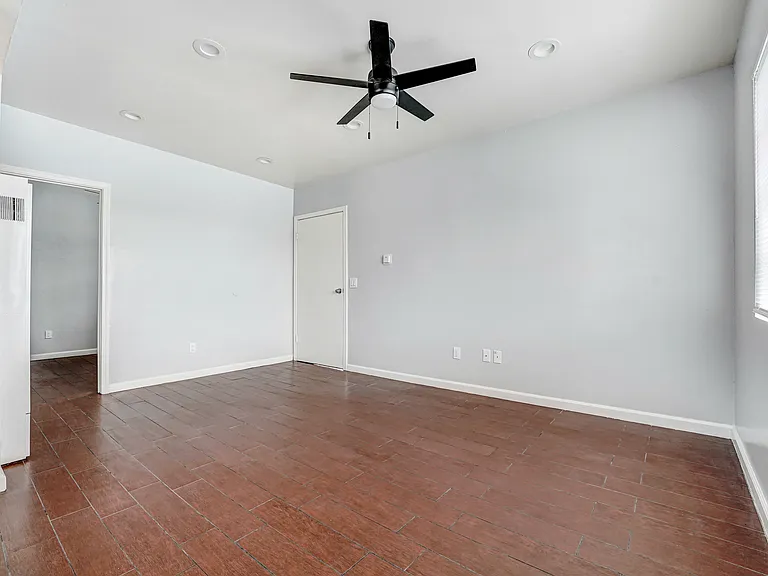 1142 E 120th St #5 — Photo 12