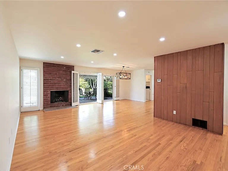 17135 Tiara St — Photo 3
