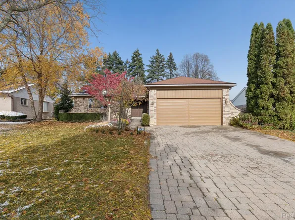 634 Lockport Rd, Rochester Hills, MI 48307