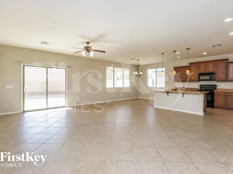 635 W Desert Hills Dr — Photo 2