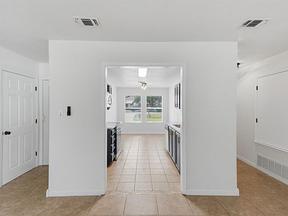 5th image of 706 Shady Grove Dr
