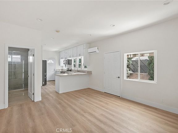 5th image of 1530 N Mariposa Ave