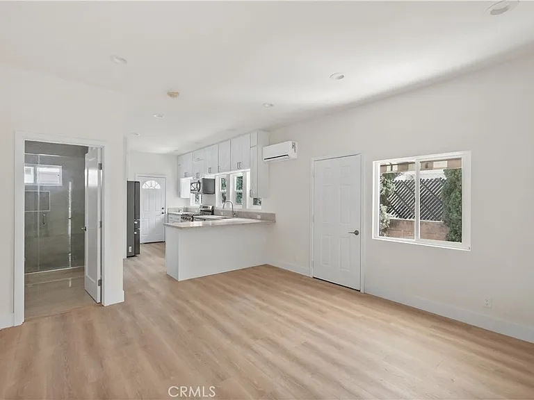 1530 N Mariposa Ave — Photo 5