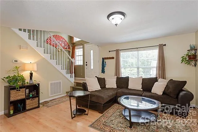 3 bed, 2.0 bath, 1624 sqft, $2,300 — Photo 4