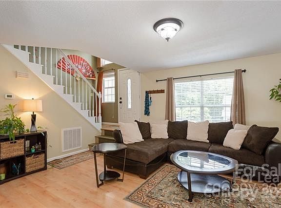 3rd image of 13 Tarragon Pl