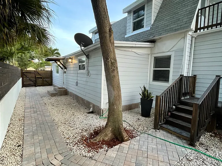 218 SW 13th St — Photo 5