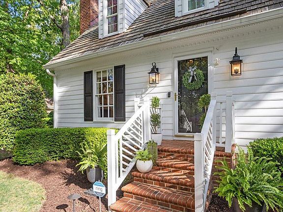 5th image of 2220 Middlefield Ct