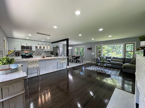 4th image of 1854 Lawndale Dr