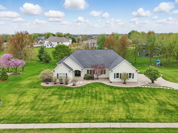 2139 Cromwell Cir, Davenport, IA 52807