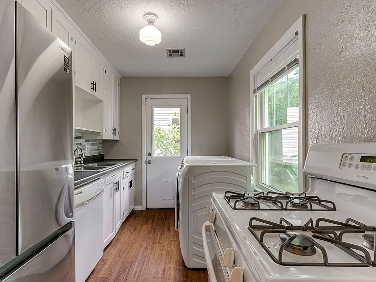 604 Iowa St — Photo 15