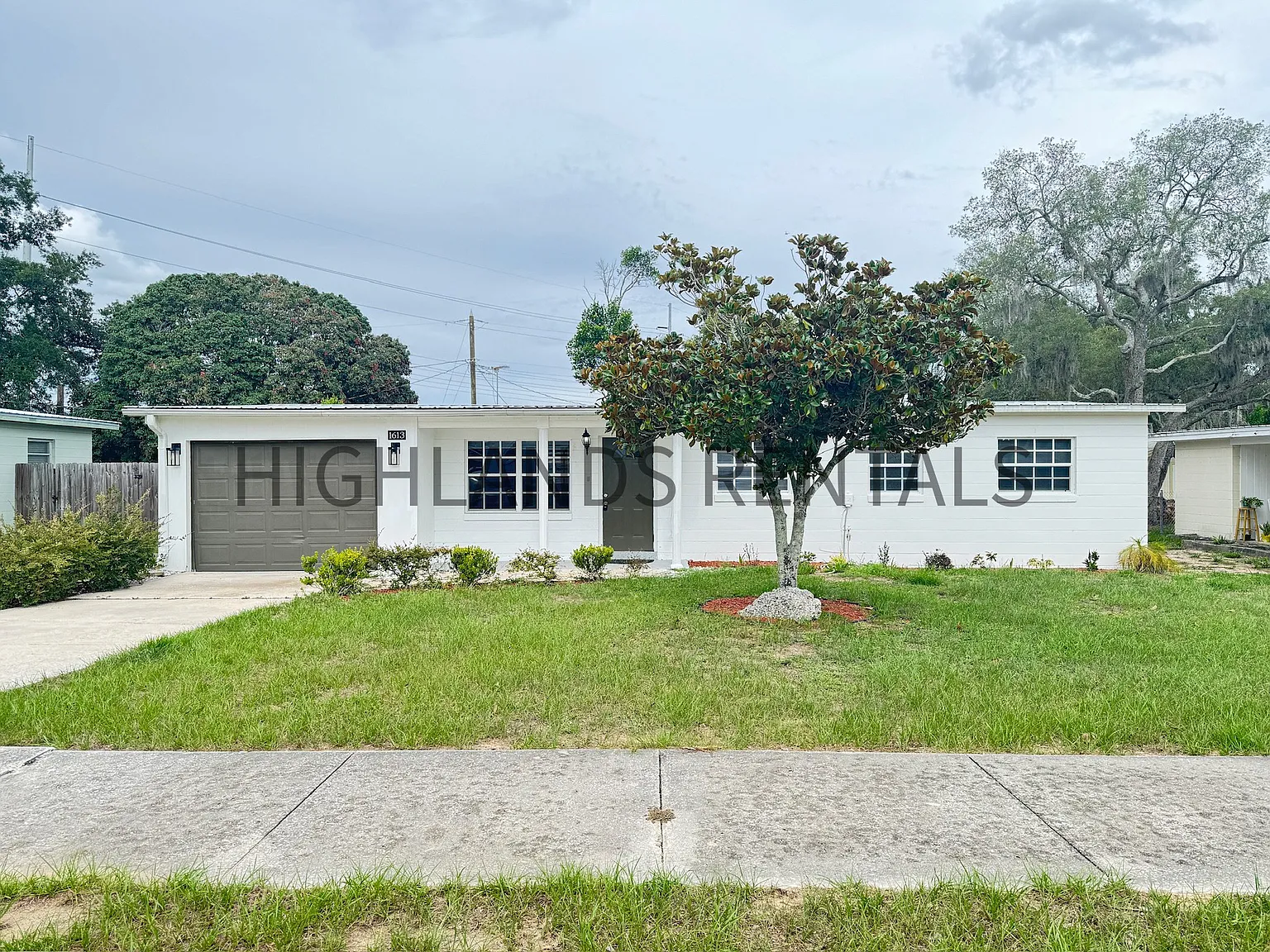 Modern 3/1 Home With Large Fenced in Yard — Photo 1