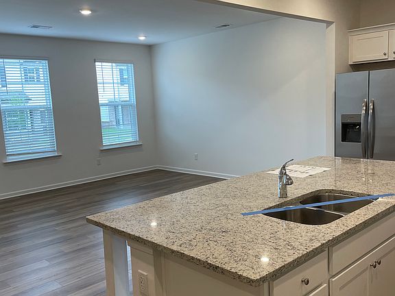 3rd image of 102 Smithwood Dr