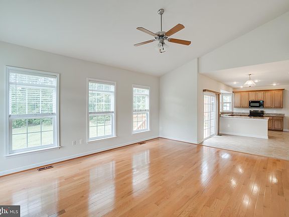 4th image of 26 Bainbridge Ct