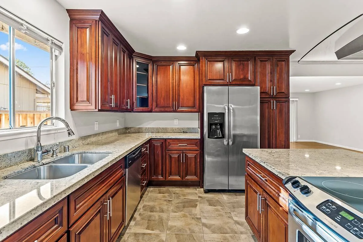 5 bed, 1612 sqft, $8,200 — Photo 2