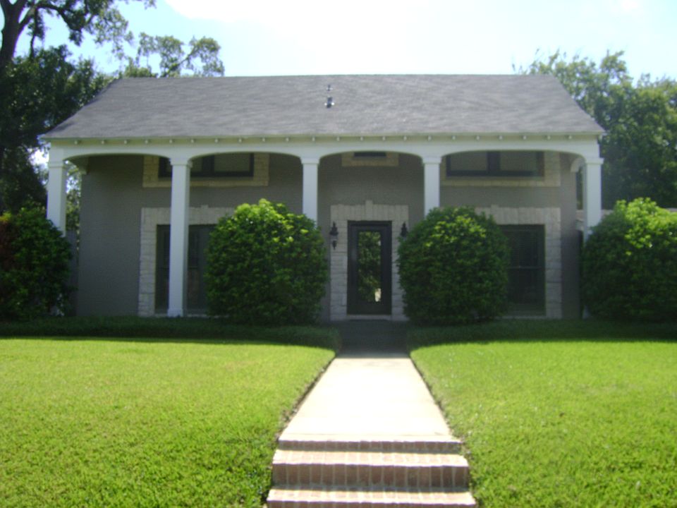 1st image of 115 W Circuit Dr