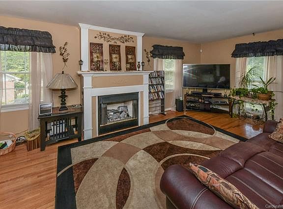2nd image of 6024 Cherrycrest Ln