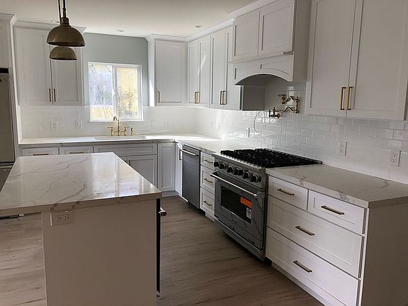 3rd image of 630 Middlefield Dr