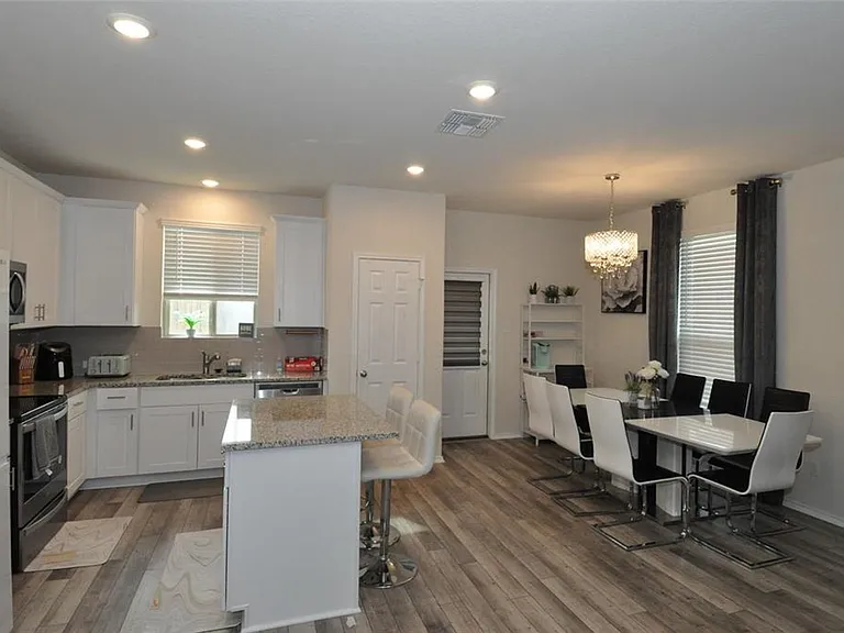 1717 T H Johnson Dr — Photo 3