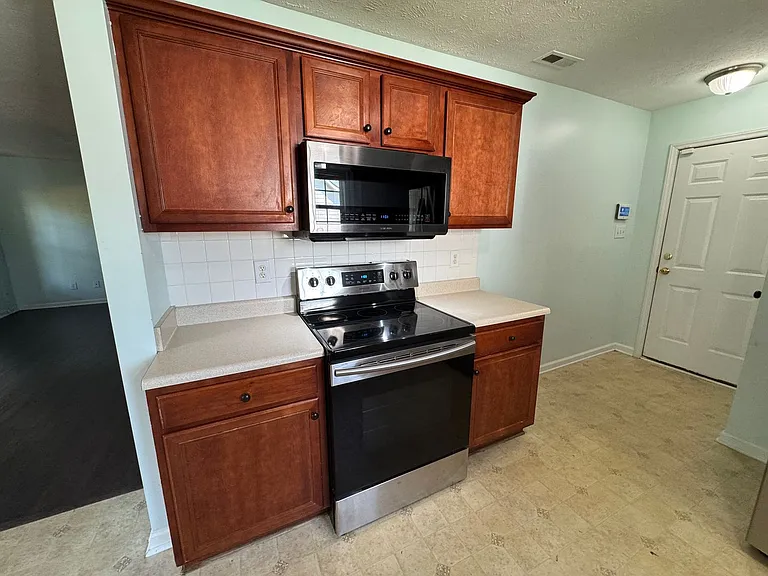 665 Americana Dr — Photo 7