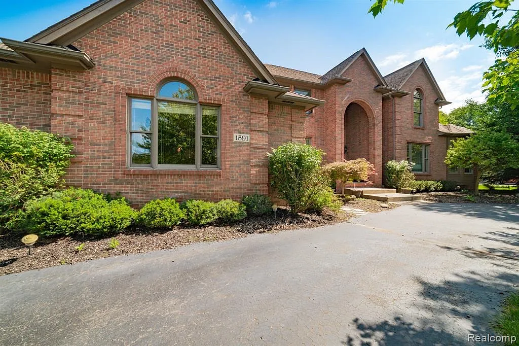 4 bed, 4865 sqft, $4,450 — Photo 1