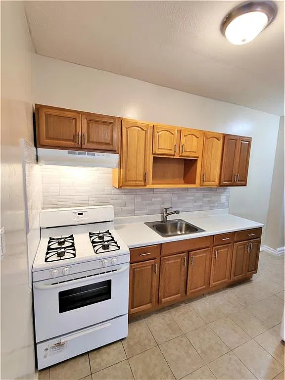 2 bed, 1.0 bath, 700 sqft, $2,300 — Photo 1