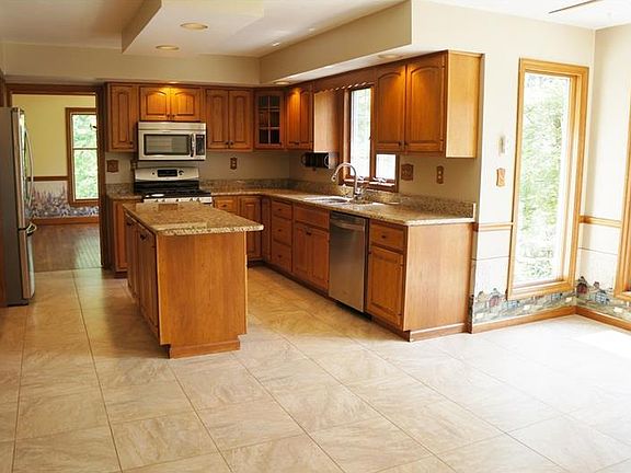 3rd image of 125 Woodvine Dr