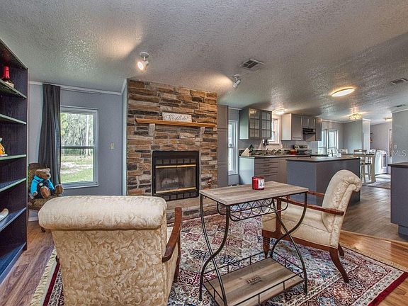 3rd image of 3111 Shady Oak Pl