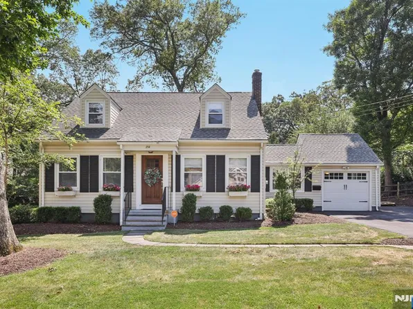 214 Van Houten Ave, Wyckoff, NJ 07481