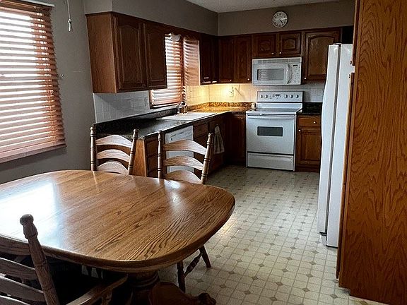 4th image of 1014 N White Ave